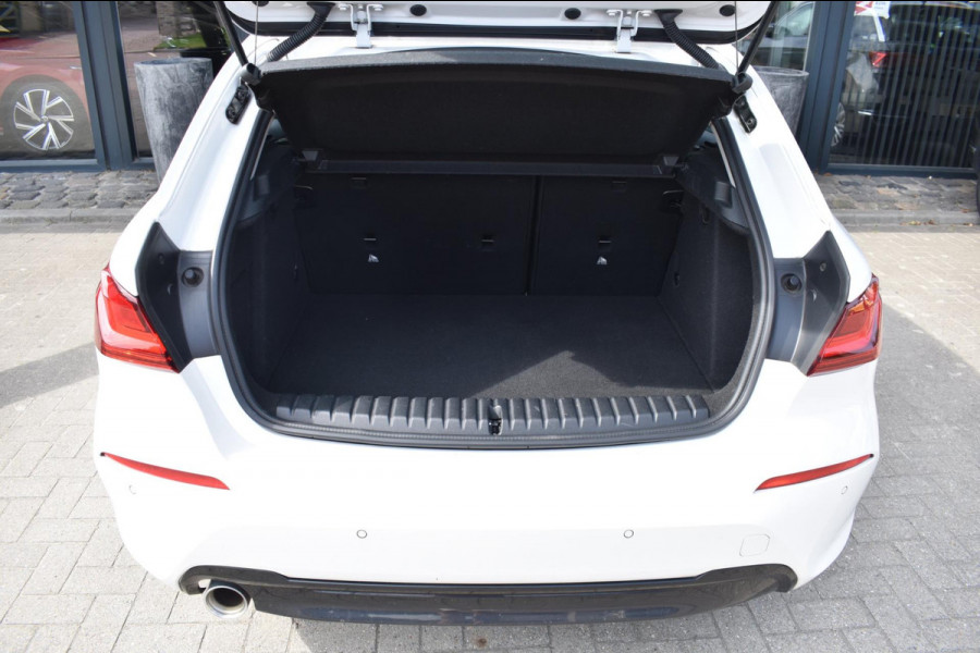 BMW 1-serie 118i Sport line | STOELVERWARMING | APPLE CARPLAY | ANDROID AUTO | NAP | SFEERVERLICHTING