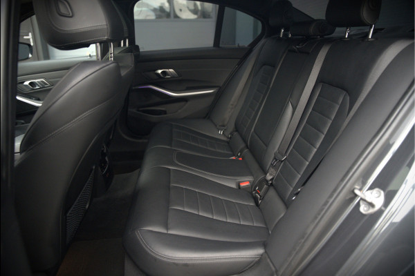 BMW 3-serie 330e High Executive M Sport | M Performance | Panoramadak  | 360° Camera | Assisted Driving | Head Up Display | Stoelverwarming | Stuurverwarming | Apple Carplay | Navigatie | Adaptive Cruise Control | Ambiance Verlicht
