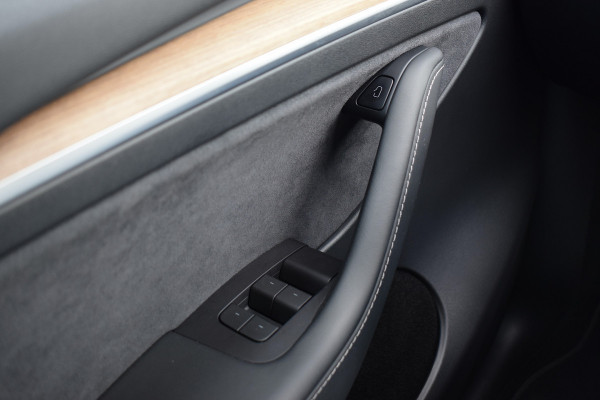 Tesla Model Y Long Range AWD 75 kWh | SOH: 93,6% | Achterbank verw. | Stuurverwarming