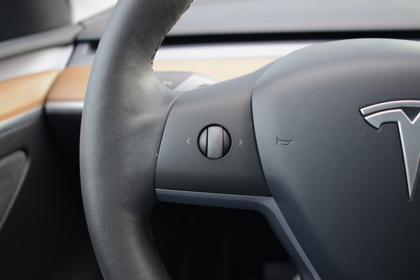 Tesla Model Y Long Range AWD 75 kWh | SOH: 93,6% | Achterbank verw. | Stuurverwarming