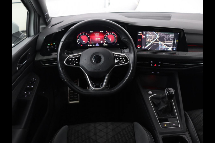 Volkswagen Golf 1.5 TSI R-Line | Trekhaak | Beats Audio | Camera | Stoelverwarming | Matrix LED | Sportstoelen | Adaptive cruise | Carplay | Dodehoek detectie | Keyless | Park Assist | Navigatie