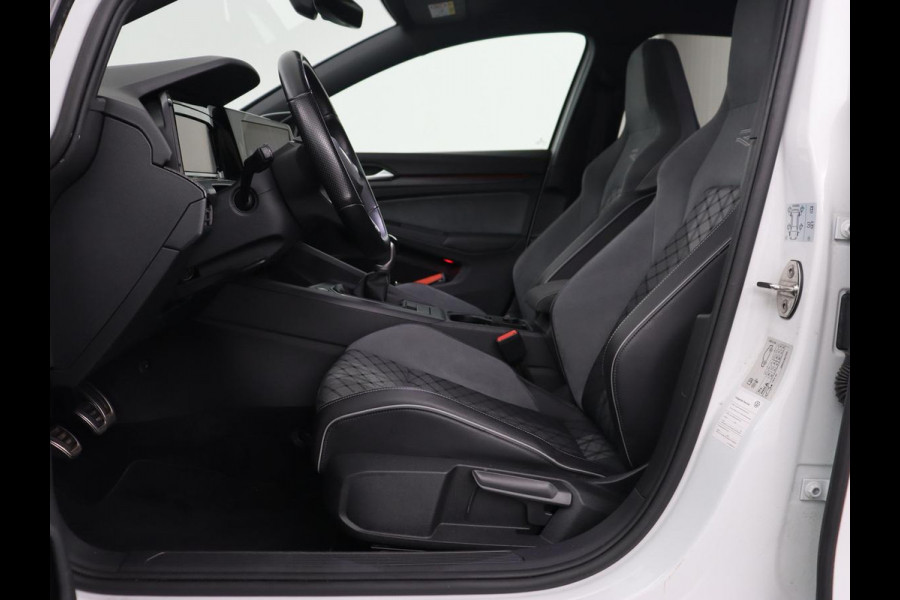 Volkswagen Golf 1.5 TSI R-Line | Trekhaak | Beats Audio | Camera | Stoelverwarming | Matrix LED | Sportstoelen | Adaptive cruise | Carplay | Dodehoek detectie | Keyless | Park Assist | Navigatie