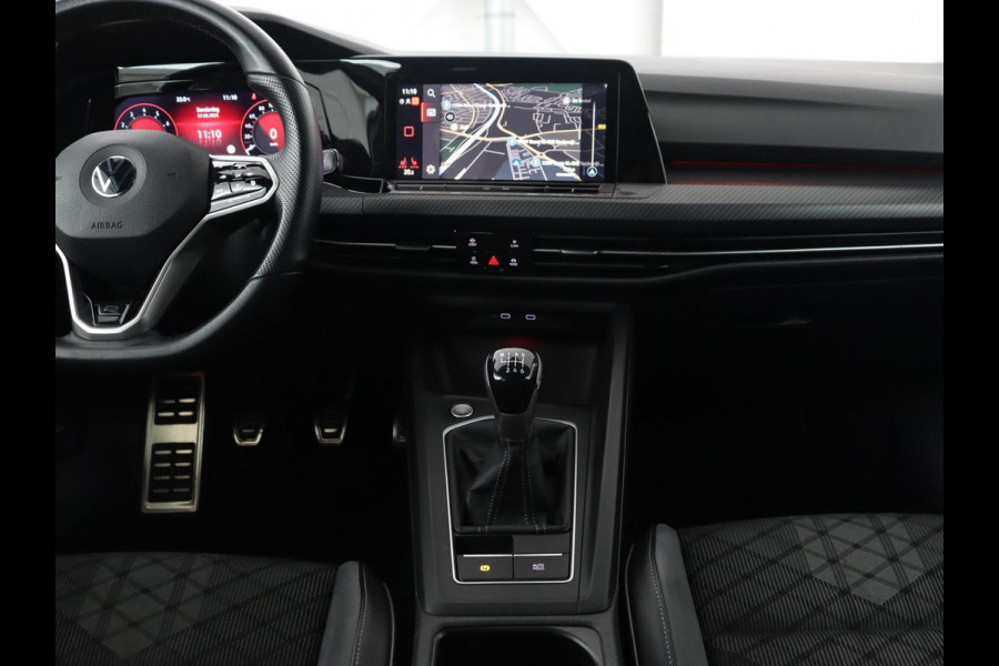 Volkswagen Golf 1.5 TSI R-Line | Trekhaak | Beats Audio | Camera | Stoelverwarming | Matrix LED | Sportstoelen | Adaptive cruise | Carplay | Dodehoek detectie | Keyless | Park Assist | Navigatie