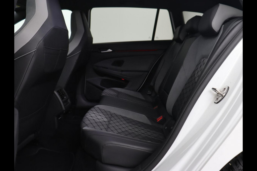 Volkswagen Golf 1.5 TSI R-Line | Trekhaak | Beats Audio | Camera | Stoelverwarming | Matrix LED | Sportstoelen | Adaptive cruise | Carplay | Dodehoek detectie | Keyless | Park Assist | Navigatie
