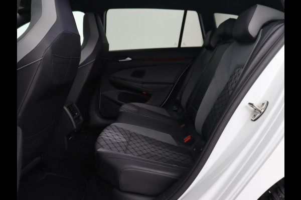Volkswagen Golf 1.5 TSI R-Line | Trekhaak | Beats Audio | Camera | Stoelverwarming | Matrix LED | Sportstoelen | Adaptive cruise | Carplay | Dodehoek detectie | Keyless | Park Assist | Navigatie