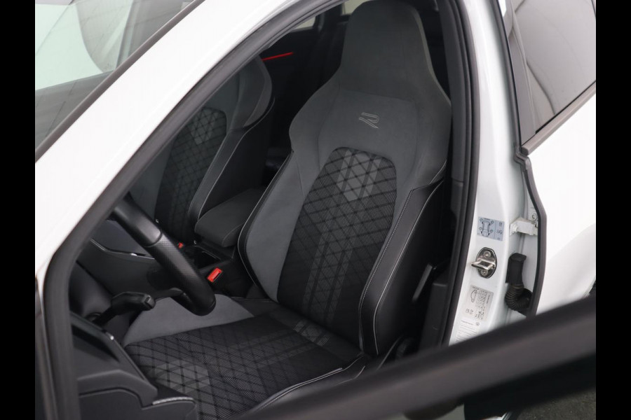 Volkswagen Golf 1.5 TSI R-Line | Trekhaak | Beats Audio | Camera | Stoelverwarming | Matrix LED | Sportstoelen | Adaptive cruise | Carplay | Dodehoek detectie | Keyless | Park Assist | Navigatie