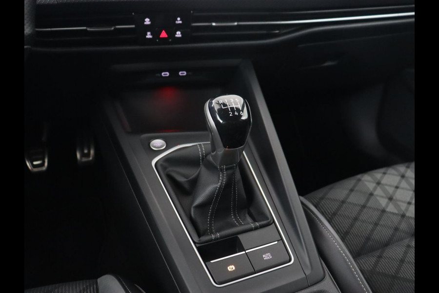Volkswagen Golf 1.5 TSI R-Line | Trekhaak | Beats Audio | Camera | Stoelverwarming | Matrix LED | Sportstoelen | Adaptive cruise | Carplay | Dodehoek detectie | Keyless | Park Assist | Navigatie