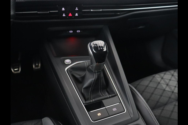 Volkswagen Golf 1.5 TSI R-Line | Trekhaak | Beats Audio | Camera | Stoelverwarming | Matrix LED | Sportstoelen | Adaptive cruise | Carplay | Dodehoek detectie | Keyless | Park Assist | Navigatie