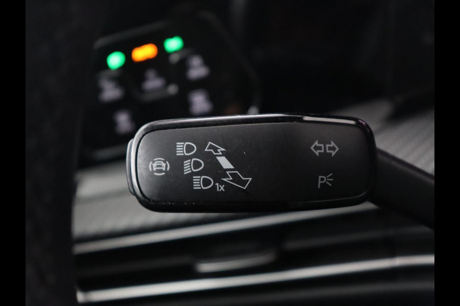Volkswagen Golf 1.5 TSI R-Line | Trekhaak | Beats Audio | Camera | Stoelverwarming | Matrix LED | Sportstoelen | Adaptive cruise | Carplay | Dodehoek detectie | Keyless | Park Assist | Navigatie