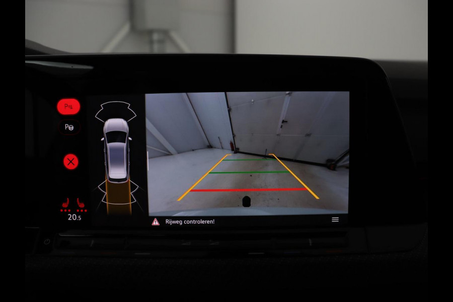 Volkswagen Golf 1.5 TSI R-Line | Trekhaak | Beats Audio | Camera | Stoelverwarming | Matrix LED | Sportstoelen | Adaptive cruise | Carplay | Dodehoek detectie | Keyless | Park Assist | Navigatie
