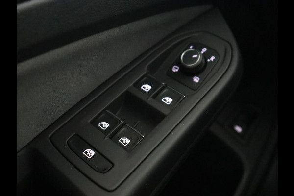 Volkswagen Golf 1.5 TSI R-Line | Trekhaak | Beats Audio | Camera | Stoelverwarming | Matrix LED | Sportstoelen | Adaptive cruise | Carplay | Dodehoek detectie | Keyless | Park Assist | Navigatie