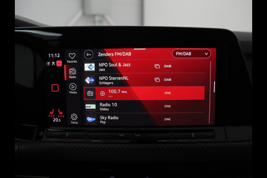 Volkswagen Golf 1.5 TSI R-Line | Trekhaak | Beats Audio | Camera | Stoelverwarming | Matrix LED | Sportstoelen | Adaptive cruise | Carplay | Dodehoek detectie | Keyless | Park Assist | Navigatie