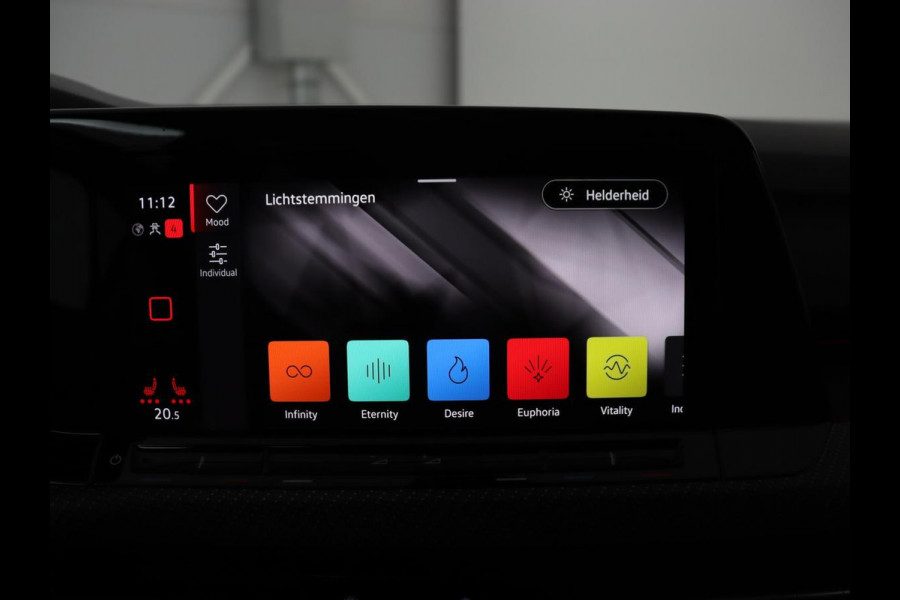 Volkswagen Golf 1.5 TSI R-Line | Trekhaak | Beats Audio | Camera | Stoelverwarming | Matrix LED | Sportstoelen | Adaptive cruise | Carplay | Dodehoek detectie | Keyless | Park Assist | Navigatie