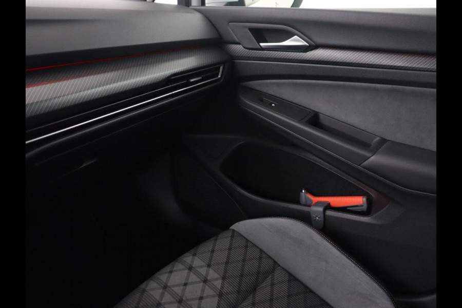 Volkswagen Golf 1.5 TSI R-Line | Trekhaak | Beats Audio | Camera | Stoelverwarming | Matrix LED | Sportstoelen | Adaptive cruise | Carplay | Dodehoek detectie | Keyless | Park Assist | Navigatie
