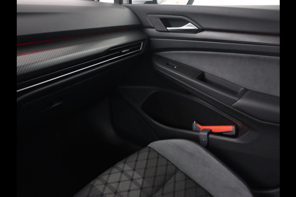 Volkswagen Golf 1.5 TSI R-Line | Trekhaak | Beats Audio | Camera | Stoelverwarming | Matrix LED | Sportstoelen | Adaptive cruise | Carplay | Dodehoek detectie | Keyless | Park Assist | Navigatie