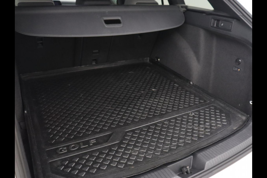 Volkswagen Golf 1.5 TSI R-Line | Trekhaak | Beats Audio | Camera | Stoelverwarming | Matrix LED | Sportstoelen | Adaptive cruise | Carplay | Dodehoek detectie | Keyless | Park Assist | Navigatie