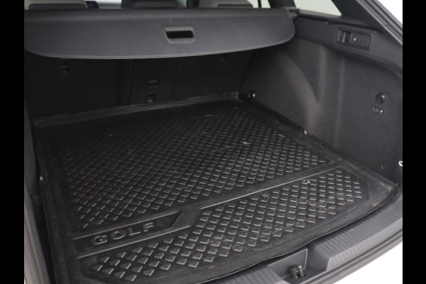 Volkswagen Golf 1.5 TSI R-Line | Trekhaak | Beats Audio | Camera | Stoelverwarming | Matrix LED | Sportstoelen | Adaptive cruise | Carplay | Dodehoek detectie | Keyless | Park Assist | Navigatie
