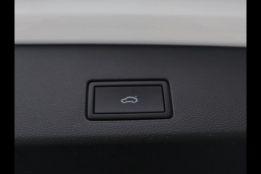 Volkswagen Golf 1.5 TSI R-Line | Trekhaak | Beats Audio | Camera | Stoelverwarming | Matrix LED | Sportstoelen | Adaptive cruise | Carplay | Dodehoek detectie | Keyless | Park Assist | Navigatie