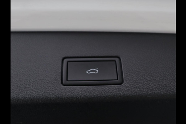 Volkswagen Golf 1.5 TSI R-Line | Trekhaak | Beats Audio | Camera | Stoelverwarming | Matrix LED | Sportstoelen | Adaptive cruise | Carplay | Dodehoek detectie | Keyless | Park Assist | Navigatie