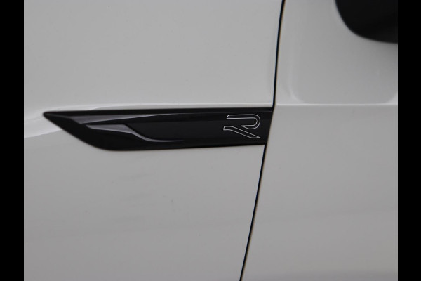 Volkswagen Golf 1.5 TSI R-Line | Trekhaak | Beats Audio | Camera | Stoelverwarming | Matrix LED | Sportstoelen | Adaptive cruise | Carplay | Dodehoek detectie | Keyless | Park Assist | Navigatie