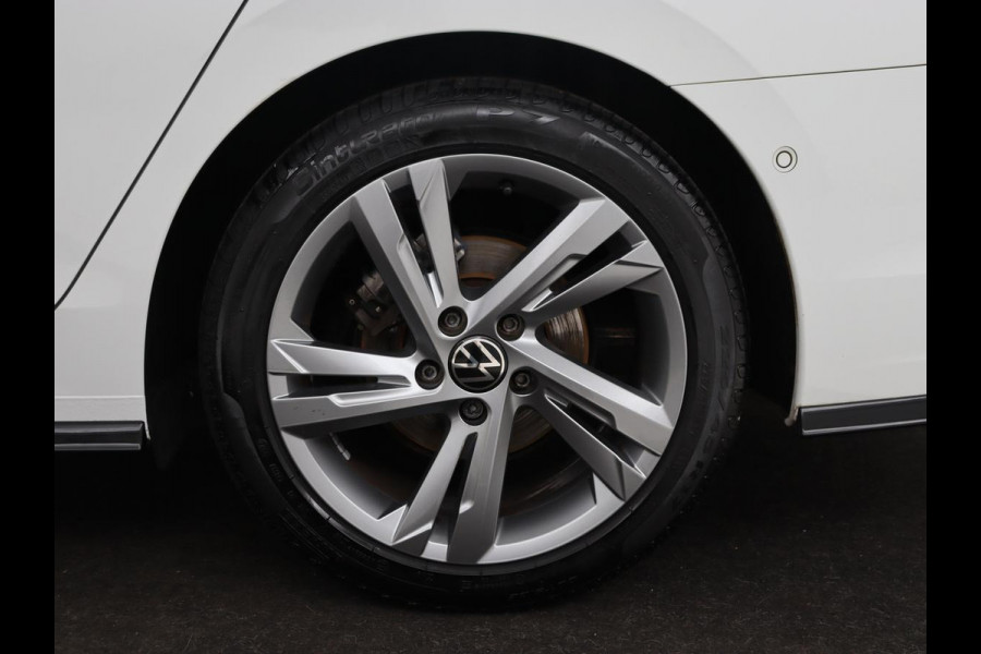 Volkswagen Golf 1.5 TSI R-Line | Trekhaak | Beats Audio | Camera | Stoelverwarming | Matrix LED | Sportstoelen | Adaptive cruise | Carplay | Dodehoek detectie | Keyless | Park Assist | Navigatie