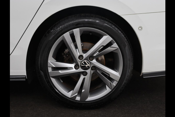 Volkswagen Golf 1.5 TSI R-Line | Trekhaak | Beats Audio | Camera | Stoelverwarming | Matrix LED | Sportstoelen | Adaptive cruise | Carplay | Dodehoek detectie | Keyless | Park Assist | Navigatie