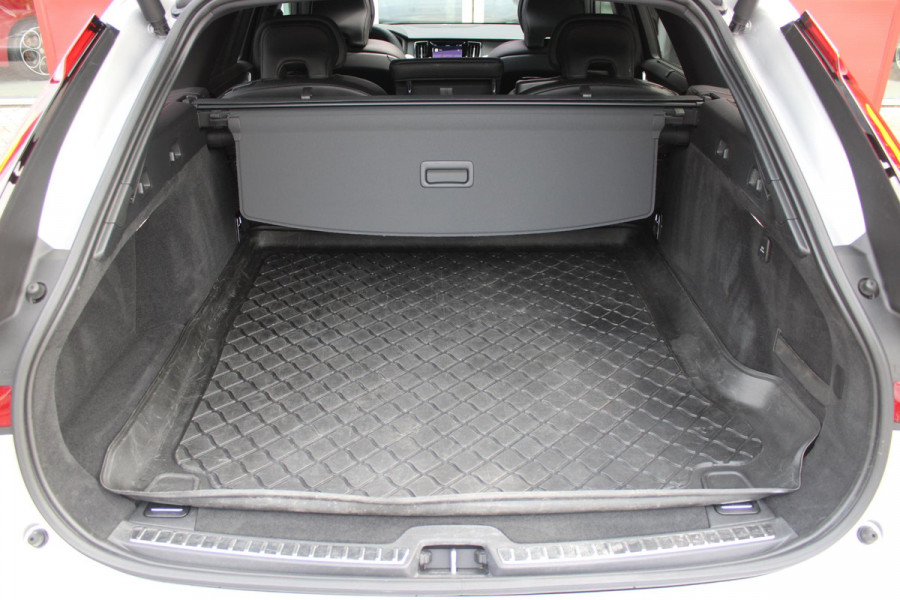 Volvo V90 B5 250PK ULTIMATE DARK MILD HYBRID | PANORAMISCH SCHUIF/KANTEL DAK | HARMAN KARDON AUDIO | FULL-LED ACTIVE HIGH BEAM KOPLAMPEN | LED MISTLAMPEN VOOR | ELEKTRISCH BEDIENBARE VOORSTOELEN MET GEHEUGENFUNCTIE | SPORTSTOELEN MET NAPPA LEER | KRISTALLEN POOKKNOP | ZWARTE HEMELBEKLEDING | EXTRA GETINT GLAS ACHTER | ACHTERUITRIJ CAMERA | UITKLAPBARE ZITVERHOGERS ACHTERBANK | 20" BLACK DIAMONT VELGEN | PARKEER VERWARMING MET TIMER "STANDKACHEL" | NAVIGATIE VIA GOOGLE | APPLE CARPLAY/ANDROID AUTO | STOEL/STUUR VERWARMING | PARKEERSENSOREN VOOR EN ACHTER | ELEKTRISCH BEDIENBARE A