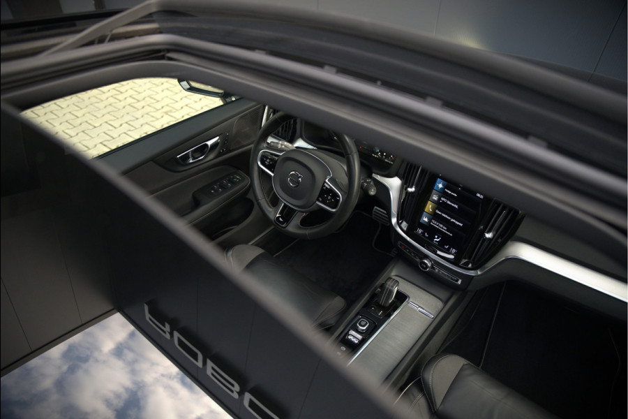 Volvo V60 2.0 B3 R-Design | Panoramadak | Harman Kardon | Keyless | Memory Stoel | Elektrische Stoelen | Stuurverwarming | Stoelverwarming | Camera | Adaptive Cruise Control | Leer | LED | DAB | Parkeensensoren | Appl