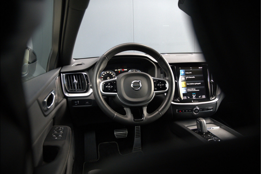 Volvo V60 2.0 B3 R-Design | Panoramadak | Harman Kardon | Keyless | Memory Stoel | Elektrische Stoelen | Stuurverwarming | Stoelverwarming | Camera | Adaptive Cruise Control | Leer | LED | DAB | Parkeensensoren | Appl