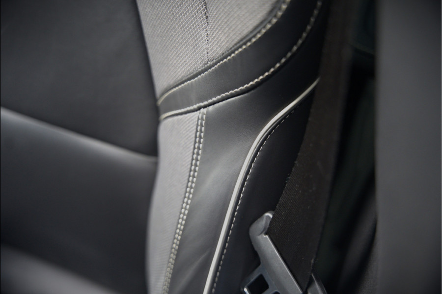 Volvo V60 2.0 B3 R-Design | Panoramadak | Harman Kardon | Keyless | Memory Stoel | Elektrische Stoelen | Stuurverwarming | Stoelverwarming | Camera | Adaptive Cruise Control | Leer | LED | DAB | Parkeensensoren | Appl