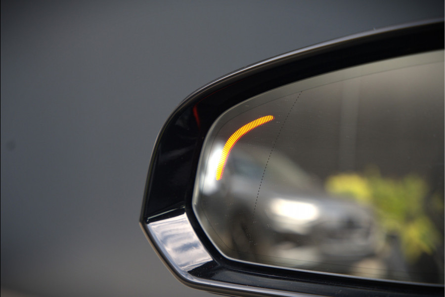 Volvo V60 2.0 B3 R-Design | Panoramadak | Harman Kardon | Keyless | Memory Stoel | Elektrische Stoelen | Stuurverwarming | Stoelverwarming | Camera | Adaptive Cruise Control | Leer | LED | DAB | Parkeensensoren | Appl