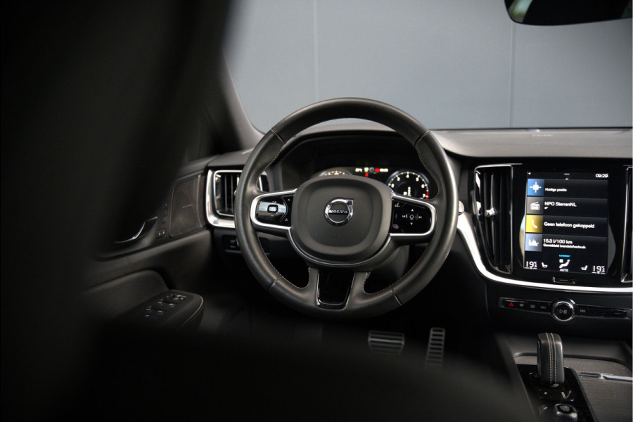 Volvo V60 2.0 B3 R-Design | Panoramadak | Harman Kardon | Keyless | Memory Stoel | Elektrische Stoelen | Stuurverwarming | Stoelverwarming | Camera | Adaptive Cruise Control | Leer | LED | DAB | Parkeensensoren | Appl