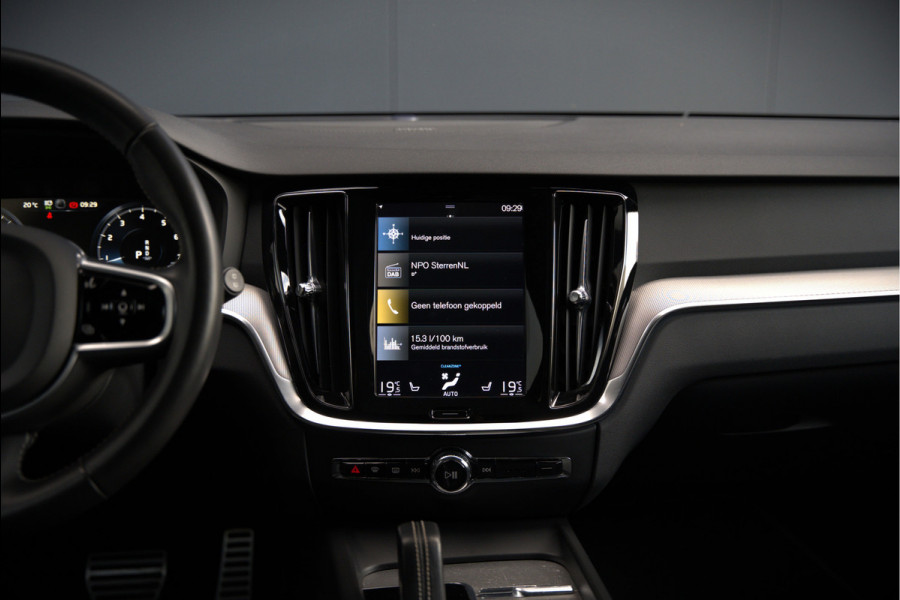 Volvo V60 2.0 B3 R-Design | Panoramadak | Harman Kardon | Keyless | Memory Stoel | Elektrische Stoelen | Stuurverwarming | Stoelverwarming | Camera | Adaptive Cruise Control | Leer | LED | DAB | Parkeensensoren | Appl