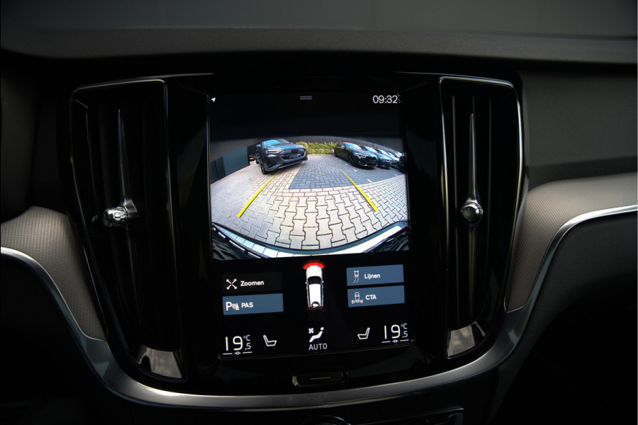 Volvo V60 2.0 B3 R-Design | Panoramadak | Harman Kardon | Keyless | Memory Stoel | Elektrische Stoelen | Stuurverwarming | Stoelverwarming | Camera | Adaptive Cruise Control | Leer | LED | DAB | Parkeensensoren | Appl