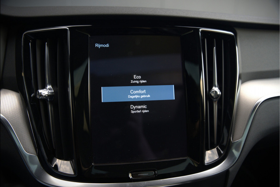 Volvo V60 2.0 B3 R-Design | Panoramadak | Harman Kardon | Keyless | Memory Stoel | Elektrische Stoelen | Stuurverwarming | Stoelverwarming | Camera | Adaptive Cruise Control | Leer | LED | DAB | Parkeensensoren | Appl