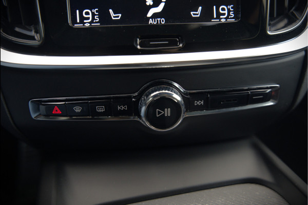 Volvo V60 2.0 B3 R-Design | Panoramadak | Harman Kardon | Keyless | Memory Stoel | Elektrische Stoelen | Stuurverwarming | Stoelverwarming | Camera | Adaptive Cruise Control | Leer | LED | DAB | Parkeensensoren | Appl
