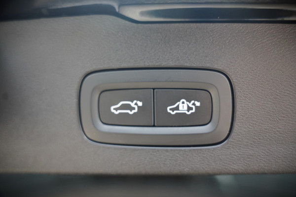 Volvo V60 2.0 B3 R-Design | Panoramadak | Harman Kardon | Keyless | Memory Stoel | Elektrische Stoelen | Stuurverwarming | Stoelverwarming | Camera | Adaptive Cruise Control | Leer | LED | DAB | Parkeensensoren | Appl