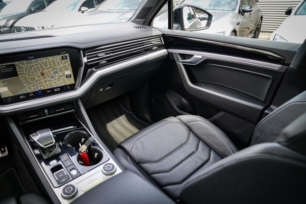 Volkswagen Touareg 3.0 TSi 4MOTION R | 360 cam | Panorama | Trekhaak | Incl. BTW | HuD | Adaptieve Cruise | Luchtvering | Park Ass