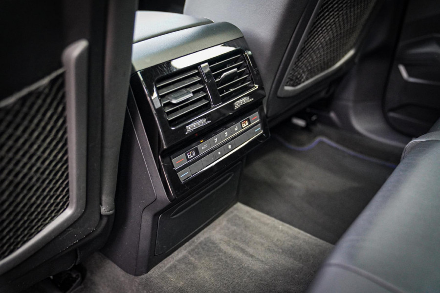 Volkswagen Touareg 3.0 TSi 4MOTION R | 360 cam | Panorama | Trekhaak | Incl. BTW | HuD | Adaptieve Cruise | Luchtvering | Park Ass