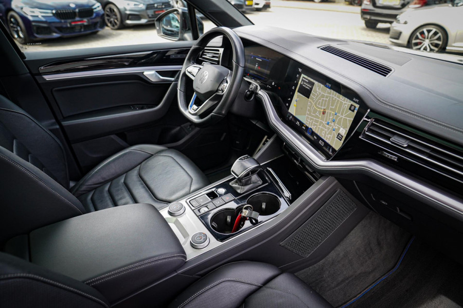 Volkswagen Touareg 3.0 TSi 4MOTION R | 360 cam | Panorama | Trekhaak | Incl. BTW | HuD | Adaptieve Cruise | Luchtvering | Park Ass