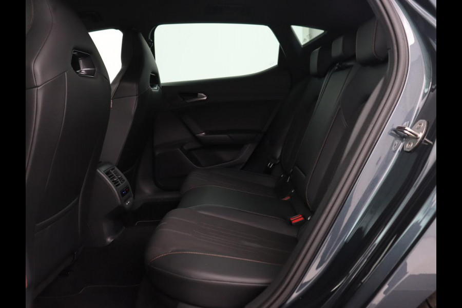 CUPRA Leon 1.4 e-Hybrid | Stoel & stuurverwarming | Adaptive cruise | Navigatie | Sfeerverlichting | Keyless | Parkeerhulp | Sportstoelen | Full LED | PHEV | Plug In