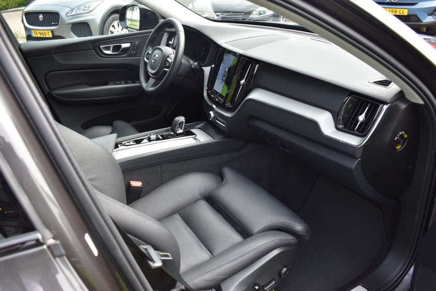 Volvo XC60 T6 350PK Plug-in hybrid AWD Plus Dark Pano dak | ACC | 360 Camera | Trekhaak | Leder | Blis