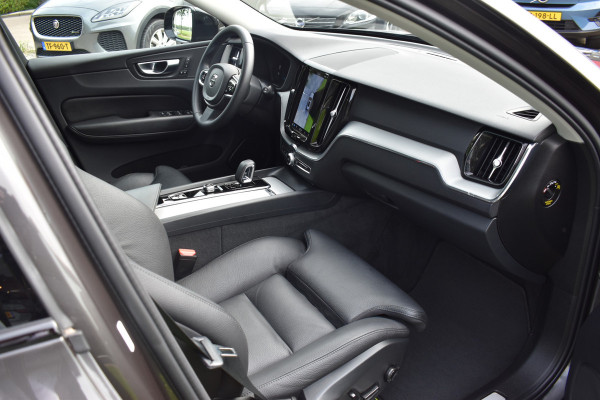 Volvo XC60 T6 350PK Plug-in hybrid AWD Plus Dark Pano dak | ACC | 360 Camera | Trekhaak | Leder | Blis
