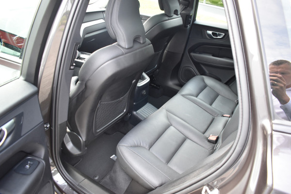 Volvo XC60 T6 350PK Plug-in hybrid AWD Plus Dark Pano dak | ACC | 360 Camera | Trekhaak | Leder | Blis