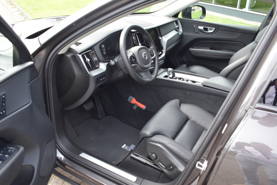 Volvo XC60 T6 350PK Plug-in hybrid AWD Plus Dark Pano dak | ACC | 360 Camera | Trekhaak | Leder | Blis