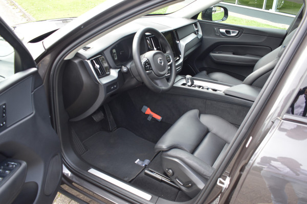 Volvo XC60 T6 350PK Plug-in hybrid AWD Plus Dark Pano dak | ACC | 360 Camera | Trekhaak | Leder | Blis