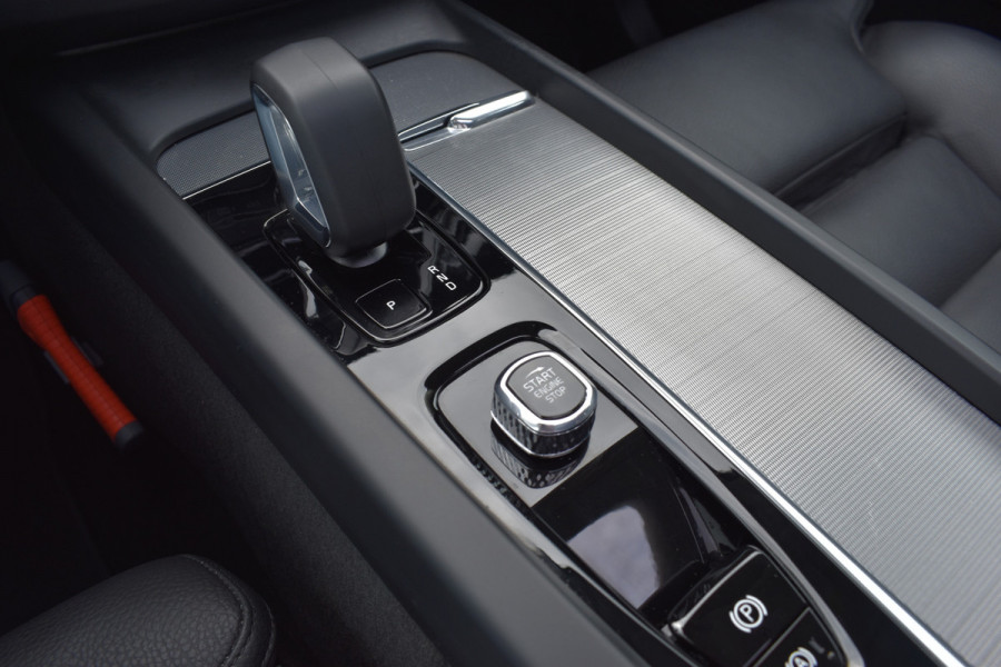 Volvo XC60 T6 350PK Plug-in hybrid AWD Plus Dark Pano dak | ACC | 360 Camera | Trekhaak | Leder | Blis