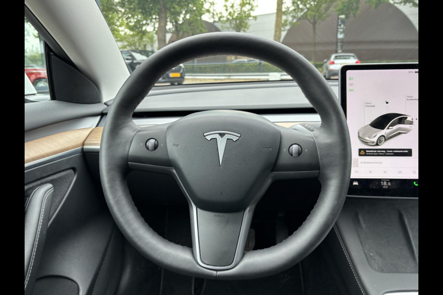 Tesla Model 3 Standard RWD Plus 60 kWh | LFP-accu | Facelift model | Elektrische kofferbak | 19-inch velgen | Panoramadak | Autopilot | Performance spoiler | Rijklaar met 12 maanden BOVAG-garantie