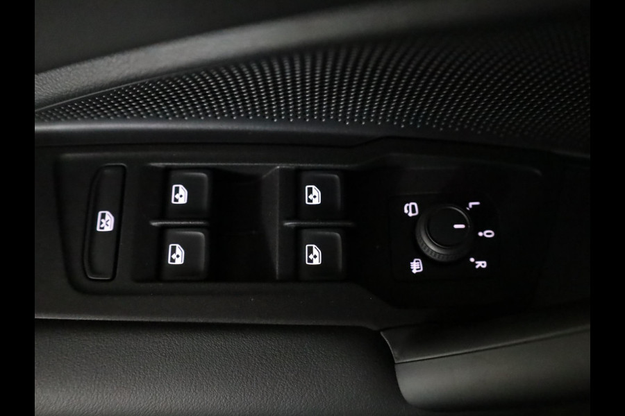 Volkswagen Tiguan 1.5 eTSI Life Edition 130 pk Automaat (DSG) | Verlengde garantie | Navigatie | Panoramadak | Elektr. trekhaak | Parkeersensoren (Park assist) | Achteruitrijcamera |