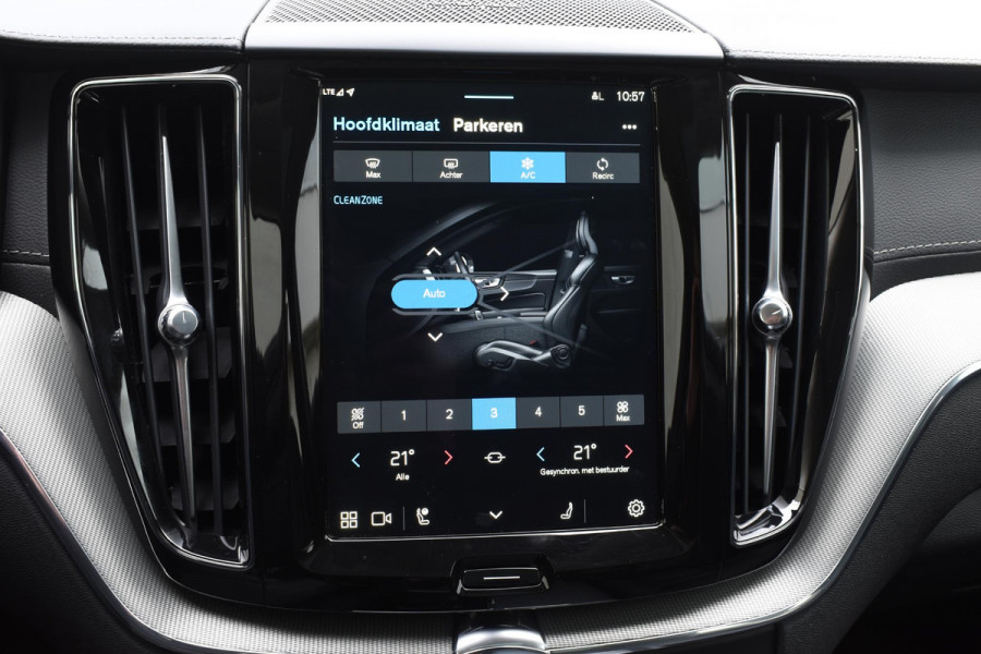 Volvo XC60 T6 350PK Long Range AWD Ultra Dark / Navigatie / Adaptieve Cruisecontrol / Head Up-Display / Panorama dak / Leder / Elektrische stoelen / 360 Camera / Trekhaak /